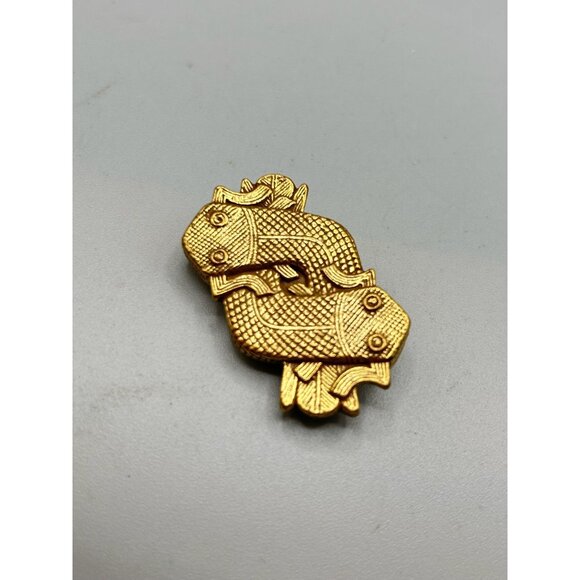 Vintage Koi Fish Pisces Gold Tone Brooch Pendant Nicely Detailed Maker Signed - Picture 3 of 6